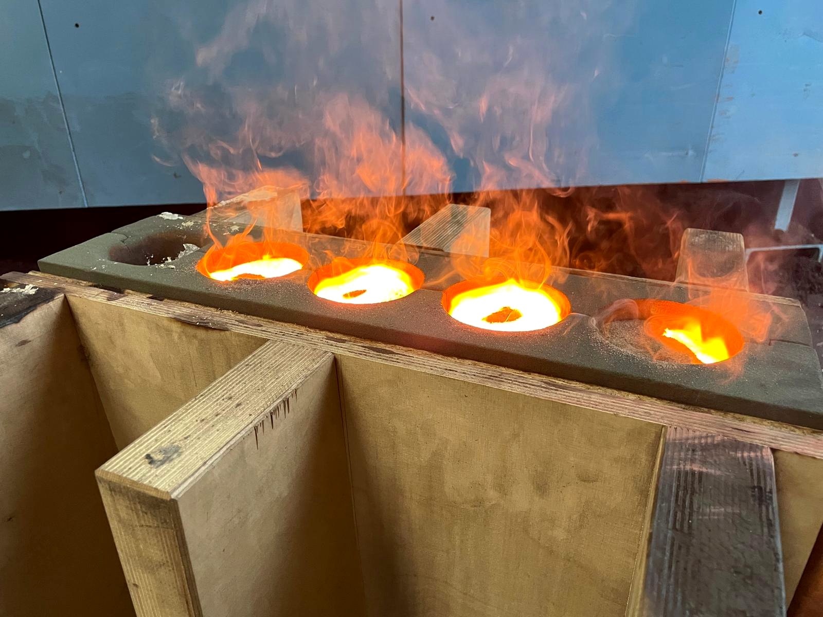 Coulée de métal en fusion dans un moule de fonderie sable chez M3i Industrie