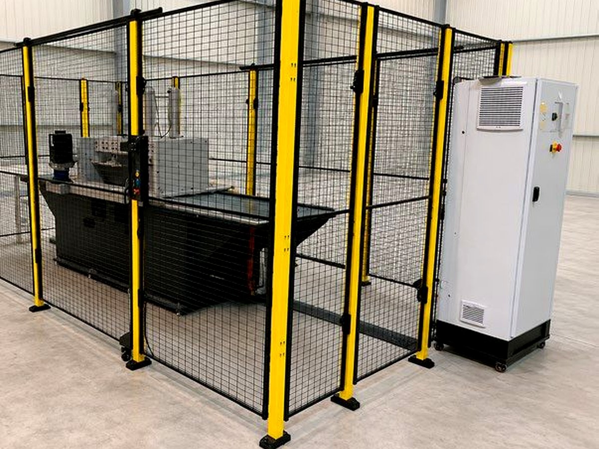 Machine spéciale avec carter de sécurité et armoire de commande